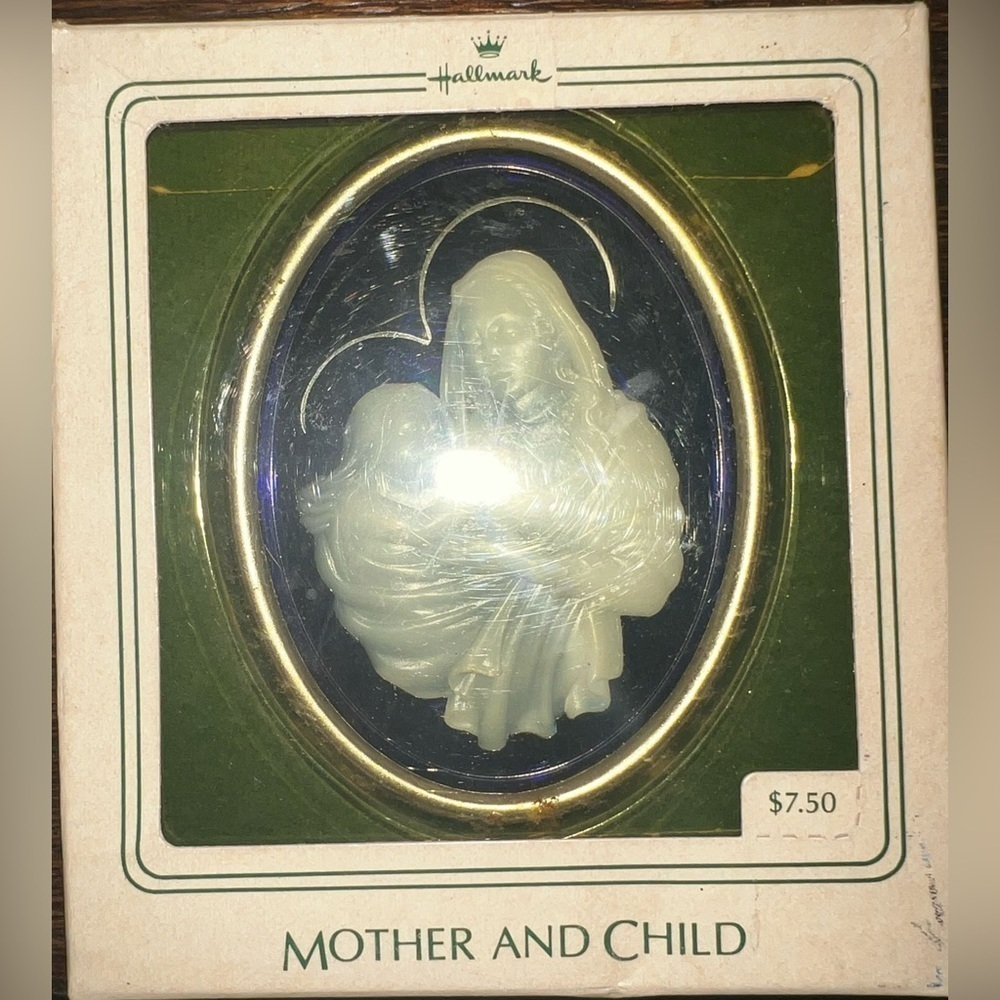 Hallmark Vintage Ornament - Mother and Child from 1983. Original box included. - Picture 5 of 6